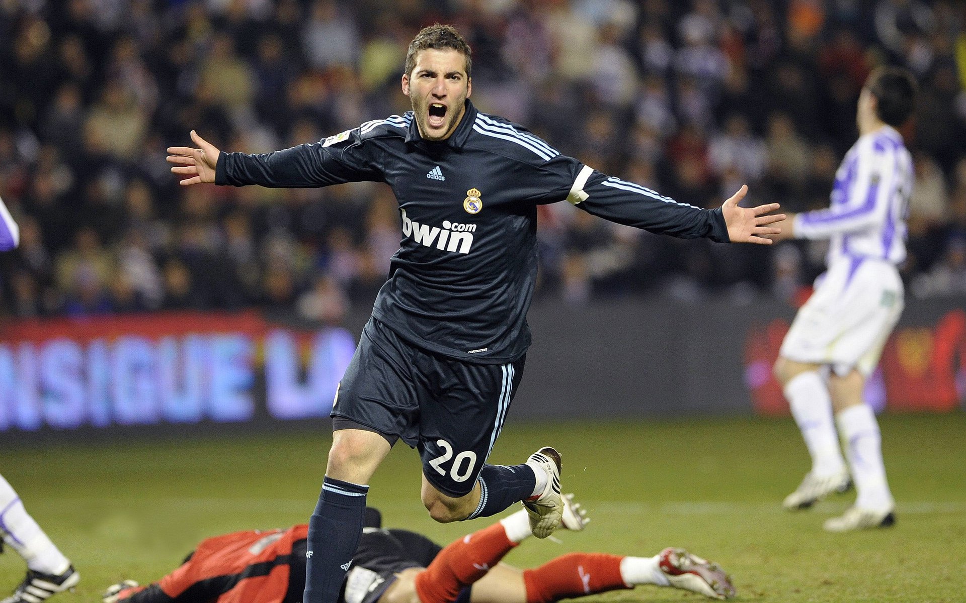 史上最“爆炸”的入球瞬间，点燃球迷激情，爆炸的篮球